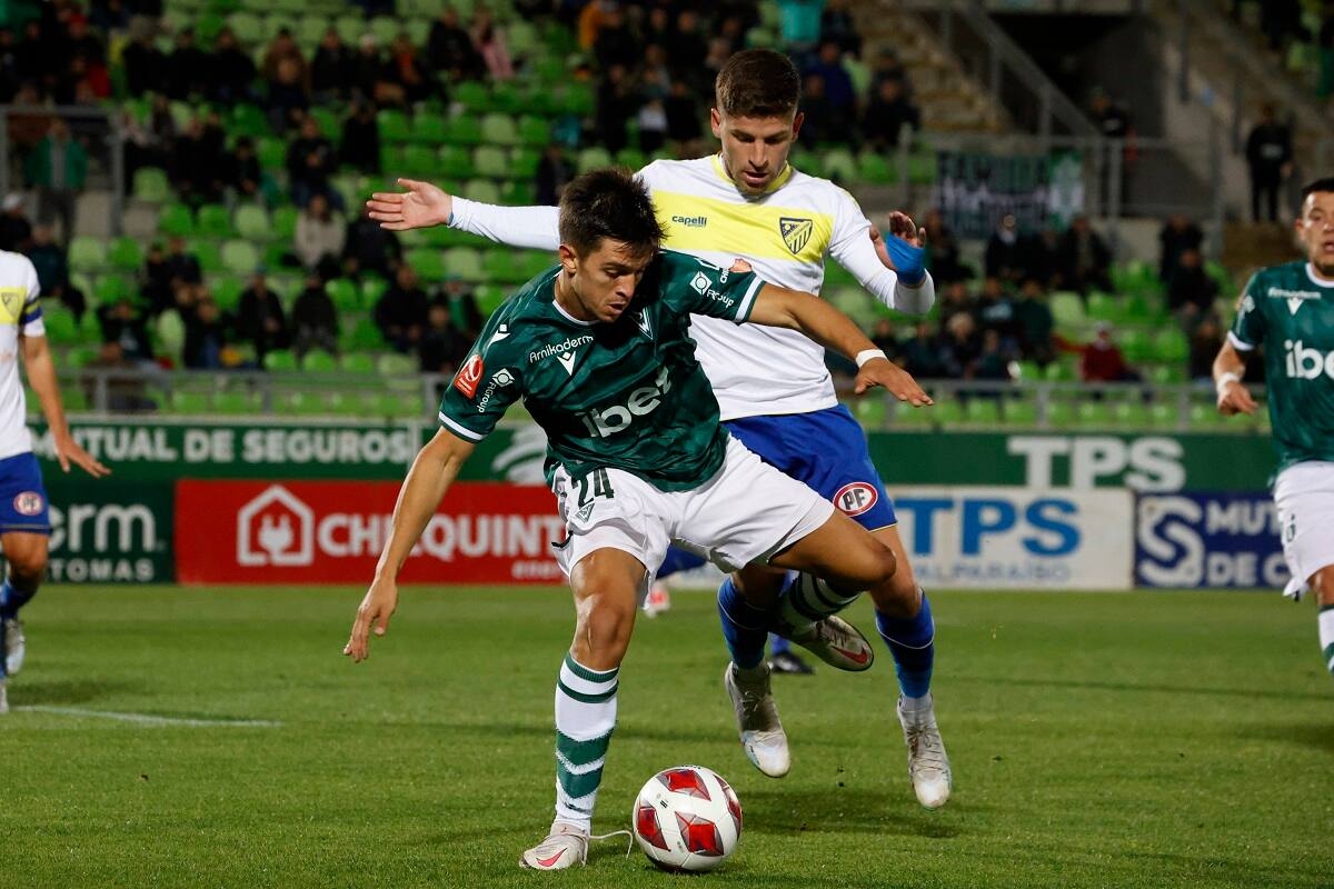 Santiago Wanderers lucha por afianzarse en puestos de clasificación a la Liguilla de la Primera B. Agencia Aton.