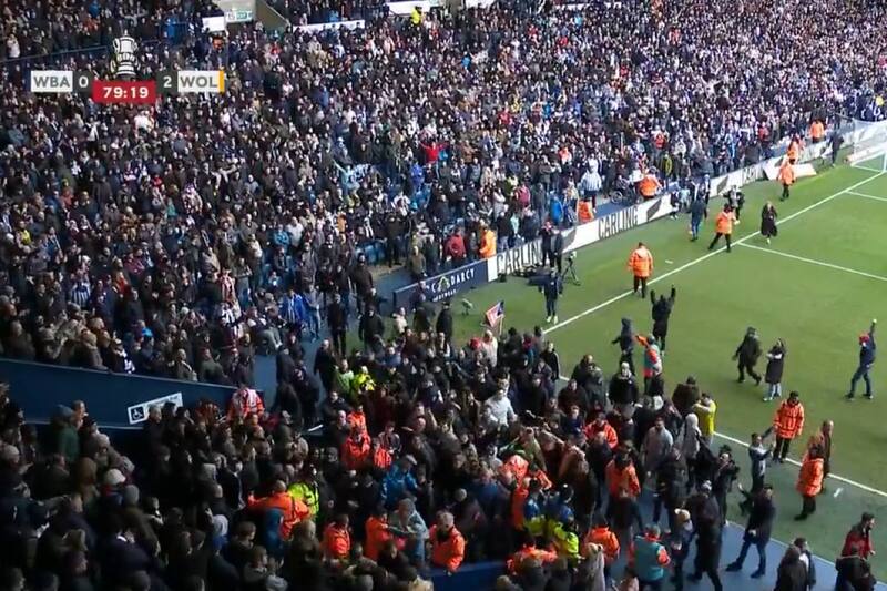 Los incidentes que obligaron a suspender momentáneamente el encuentro.