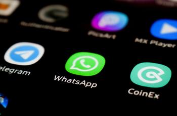 ¿Cómo evitar que las fotos y videos de WhatsApp se descarguen automáticamente?