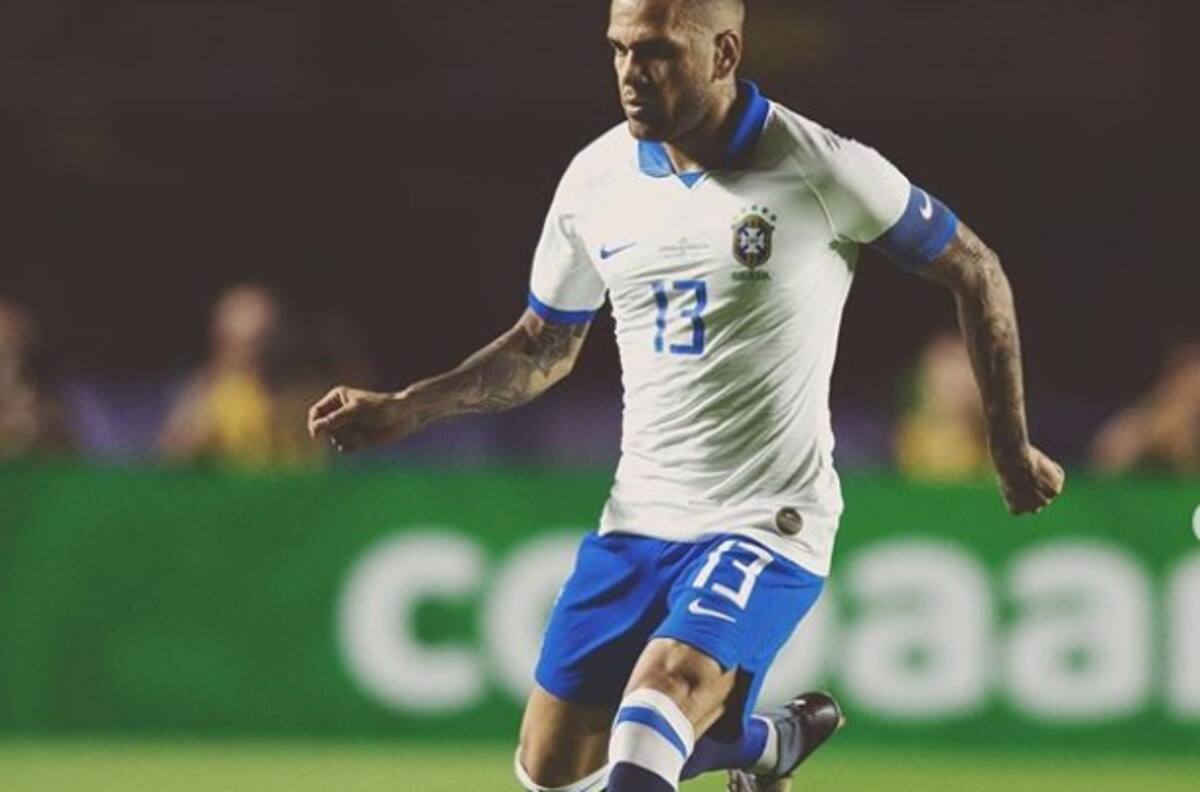 Dani Alves calificó a Vidal de "fenómeno" y alabó a Claudio Bravo con Alexis Sánchez