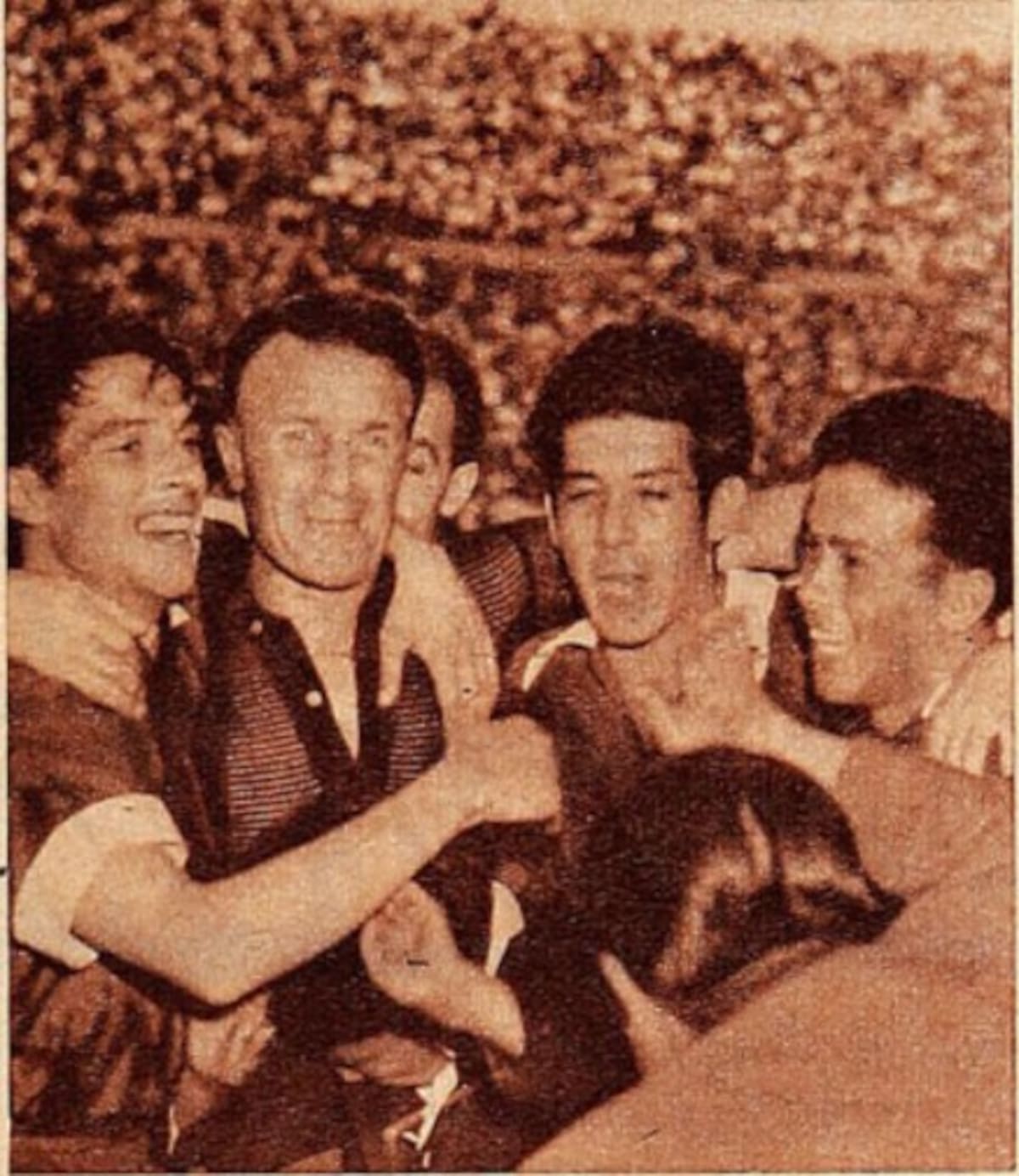 El entrenador británico (segundo de izq. a der.) fue un instructor de paracaidistas en la 2.a Guerra Mundial, conflicto que frustró su carrera de jugador.