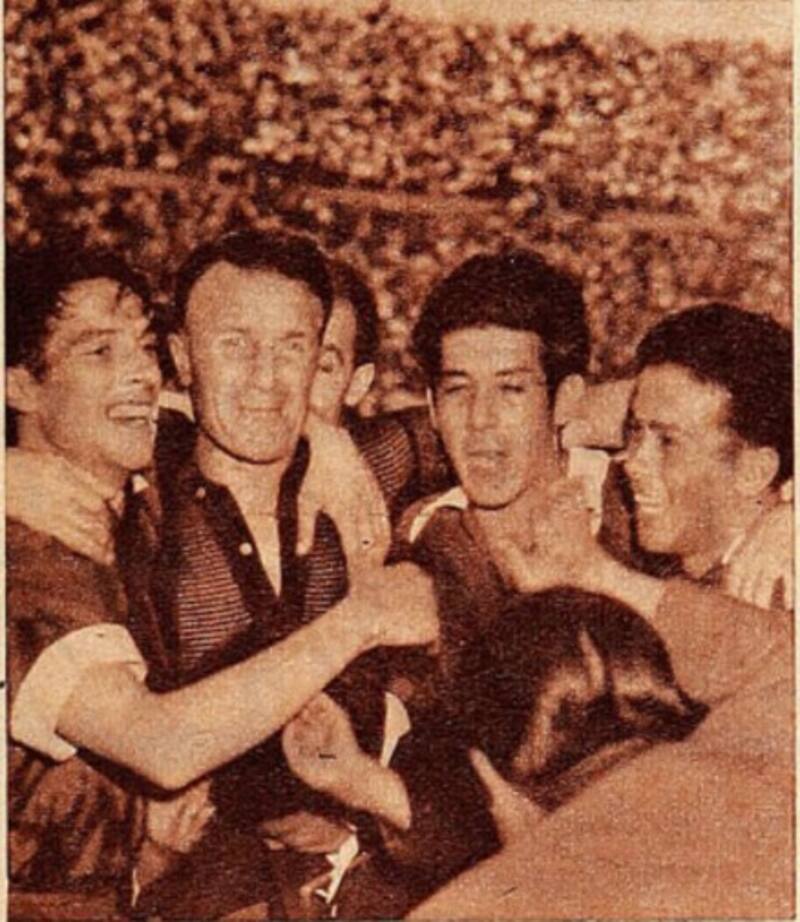 El entrenador británico (segundo de izq. a der.) fue un instructor de paracaidistas en la 2.a Guerra Mundial, conflicto que frustró su carrera de jugador.