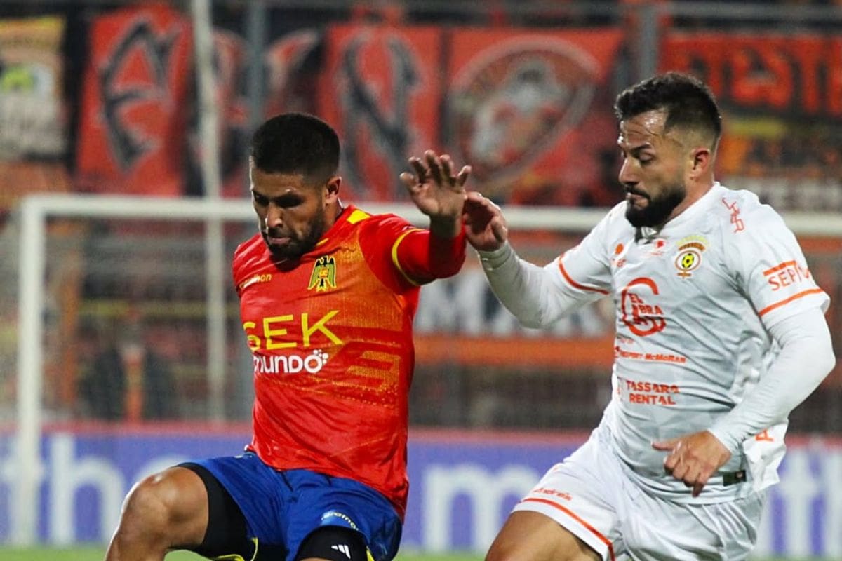 El uruguayo frente a Cobreloa en Santa Laura. Foto: @ueoficial en Instagram.