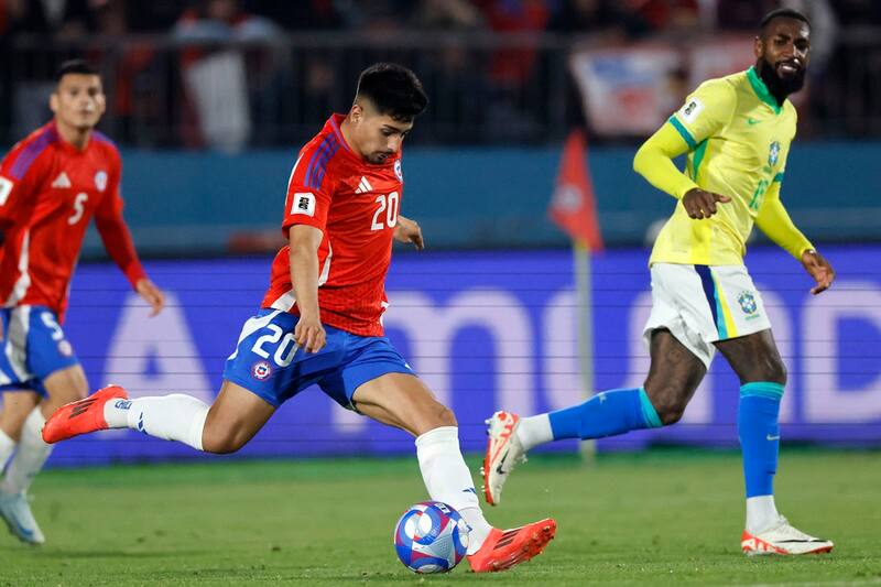 Williams Alarcón jugando por La Roja.