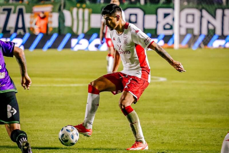 Williams Alarcón la rompe en el fútbol argentino con Huracán.