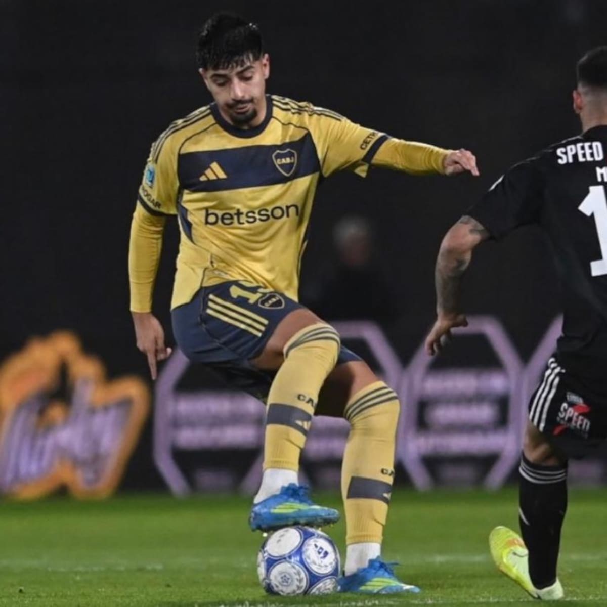“No se entiende por qué jugo”: prensa argentina barre con Williams Alarcón tras papelón histórico de Boca Juniors