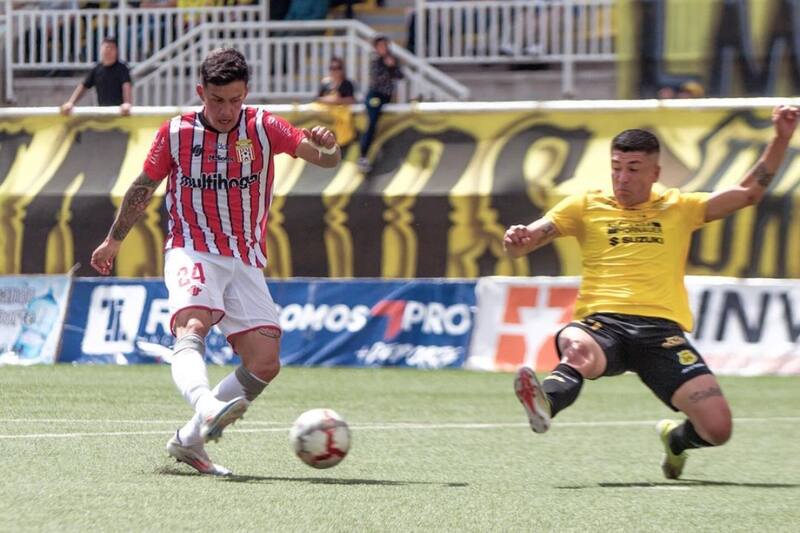Williams Sáez muy cerca de Unión La Calera.