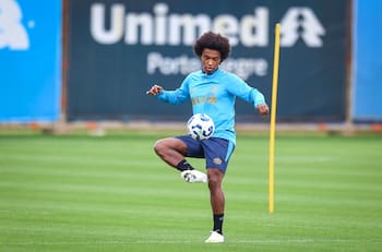 Mientras está en La Roja: figura mundial amenaza con competir contra Alexander Aravena en Gremio