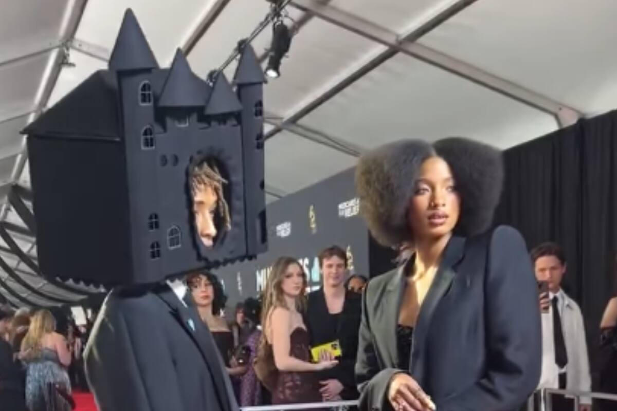 en la alfombra roja de los Premios Grammy 2025.