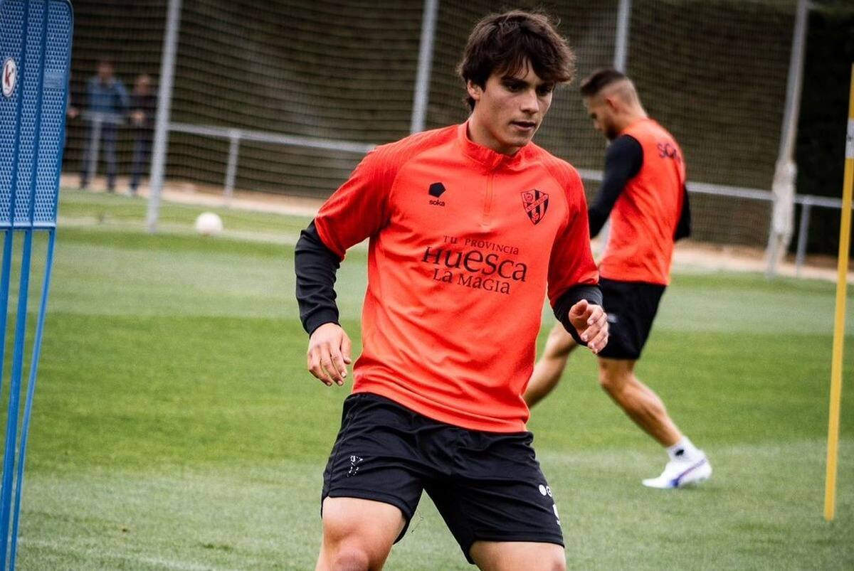 Willy Chatiliez entrenando con el Huesca de España.
