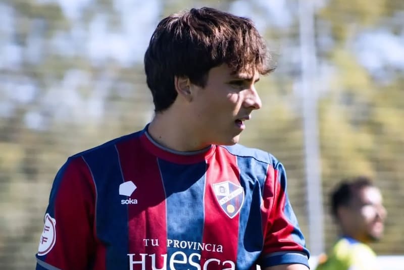 El delantero de 20 años solo ha disputado 27 minutos durante la temporada 2025/26 con Huesca en la Segunda División Española. Foto: Willy Chatiliez en Instagram.