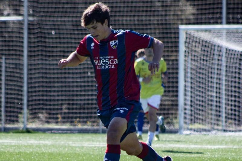 debutó en el primer equipo del Huesca.