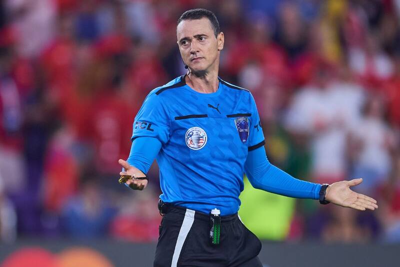 Wilmar Roldán, el cuestionado árbitro que dirigió el Chile vs Canadá. Fotos: Agencia Aton.