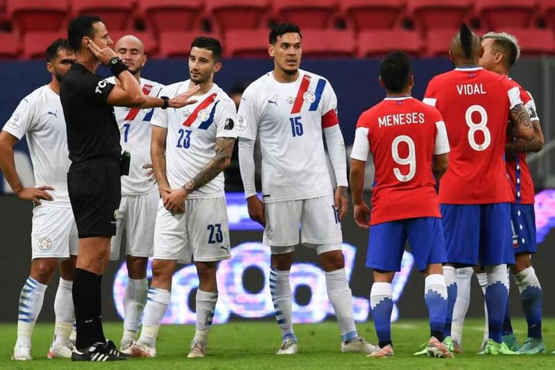 Copa América 2021: Wilmar Roldán es llamado por el VAR, pero desestima un clarísimo penal a favor de La Roja ante Paraguay.