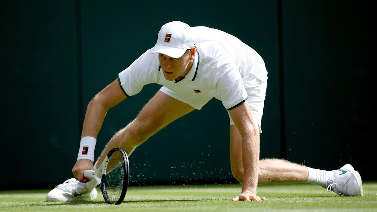 VIDEO | Alarma total en Wimbledon: esta fea caída tiene contra las cuerdas a Jannik Sinner