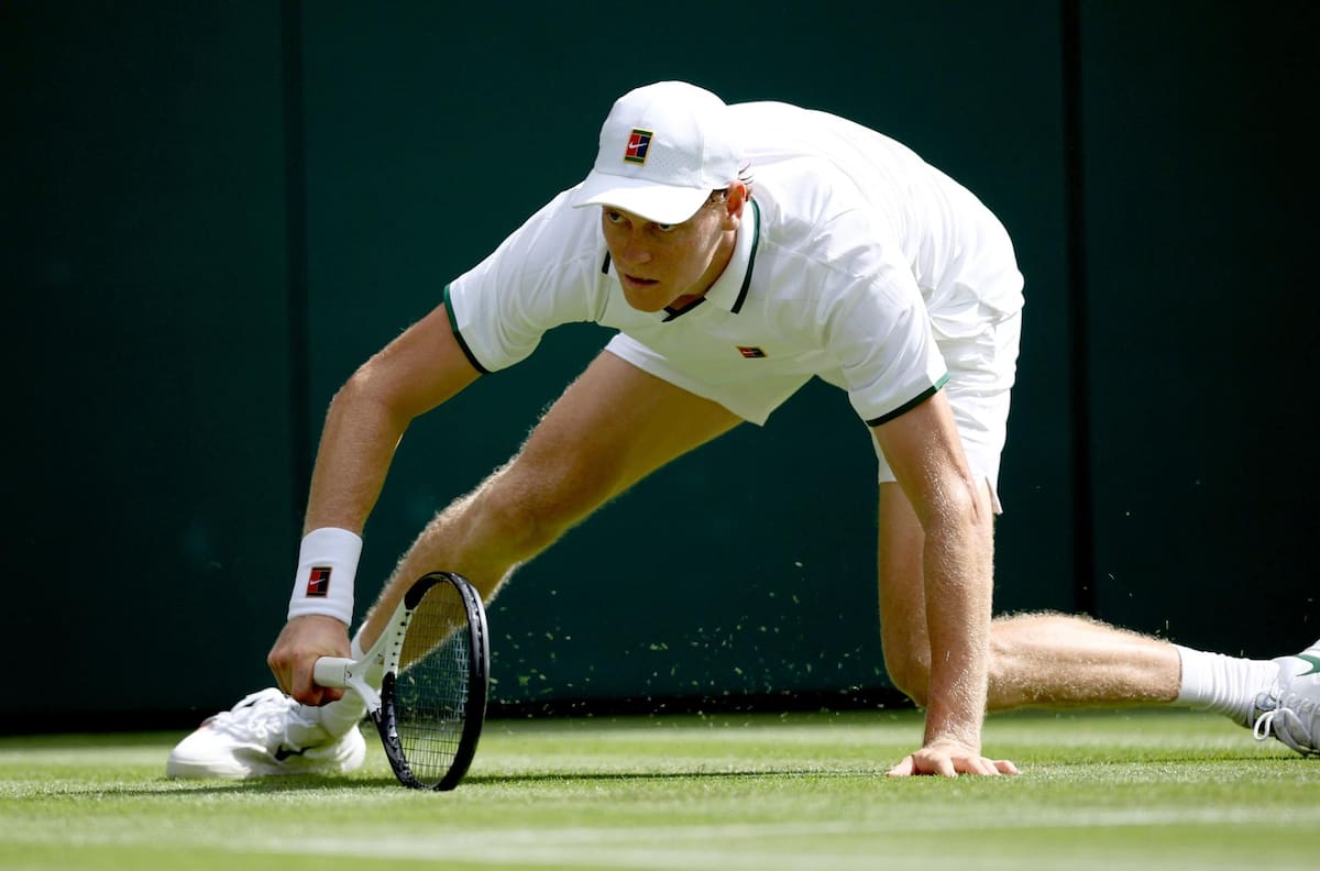 VIDEO | Alarma total en Wimbledon: esta fea caída tiene contra las cuerdas a Jannik Sinner
