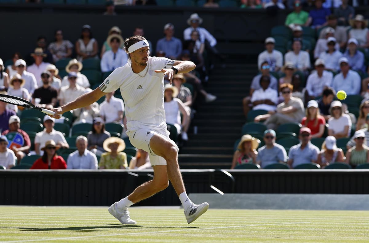 Alexander Zverev avanzó a los cuartos de final, en un partido que duró dos días. Foto: EFE.