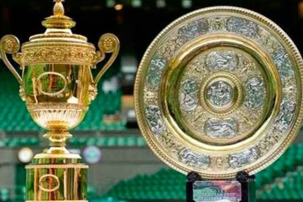 Los trofeos mascuino y femenino del grand slam londinense.