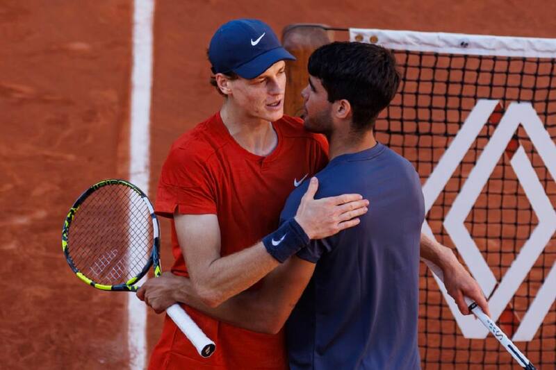 Jannik Sinner y Carlos Alcaraz juegan la final este domingo. EFE