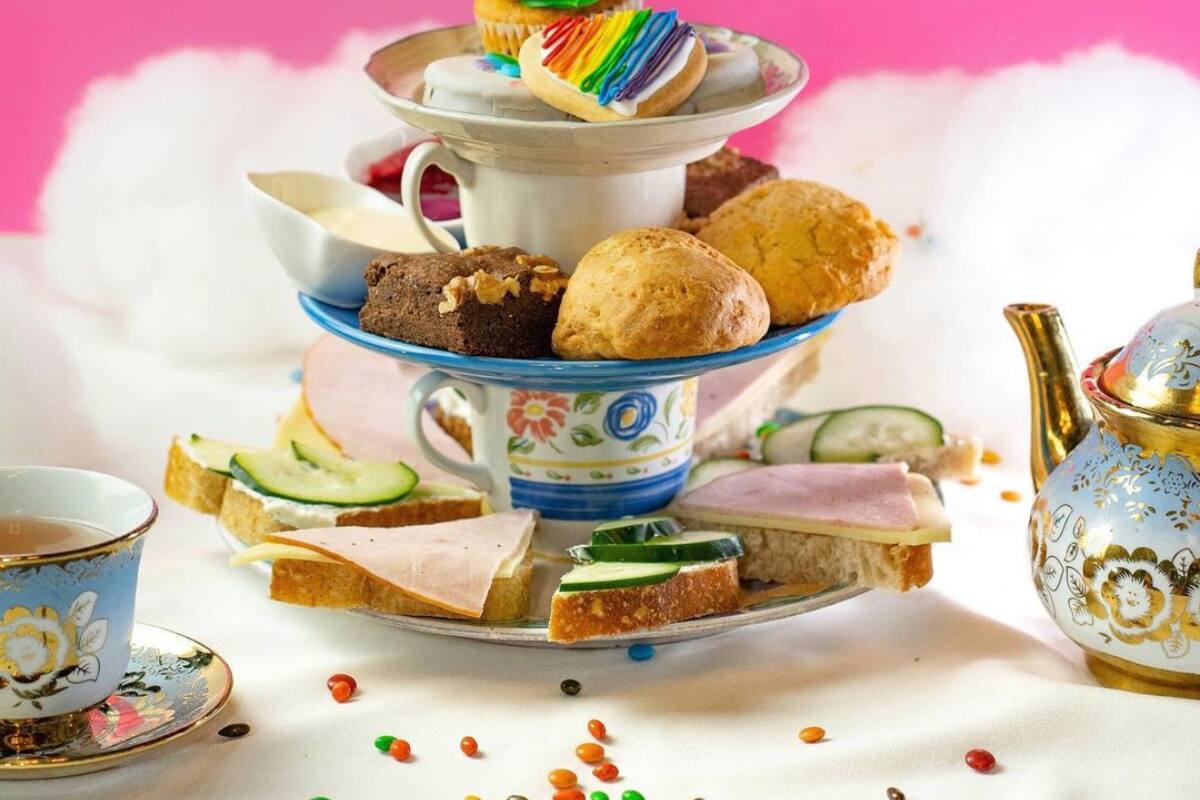 En Santiago, hay muchas cafeterías temáticas para conocer y explorar, como Wonderland Café, inspirado en Alicia en el País de las Maravillas.