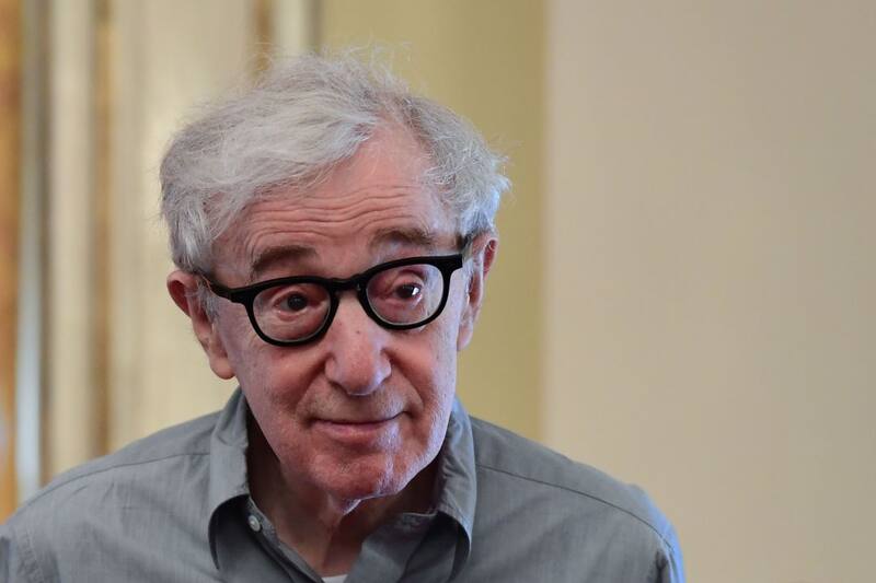 Woody Allen es uno de los directores más polémicos del mundo debido a su vida privada manchada por acusasiones de abuso y su relación con su hijastra.