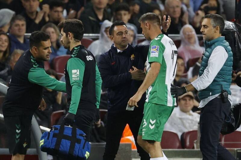 Xavi observa al Real Betis para reforzar al Barcelona. Crédito: Diario de Sevilla.