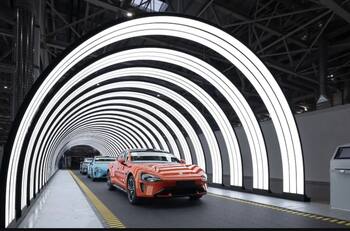 Pagan más por ver una fábrica de autos en China que por un partido del Real Madrid