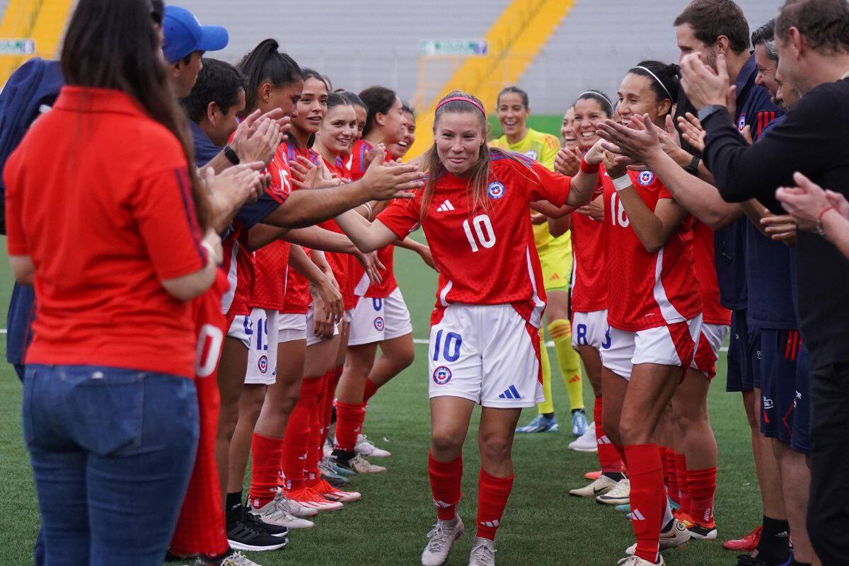 recibe las felicitaciones de sus compañeras de Selección por los 100 partidos con La Roja. Foto: Comunicaciones/FFCh.