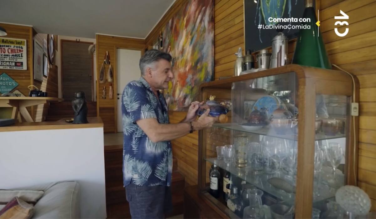 Yann Yvin tiene una colección de teteras.