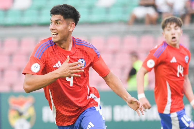 Yastin Cuevas celebrando su gol en la Selección Chilena