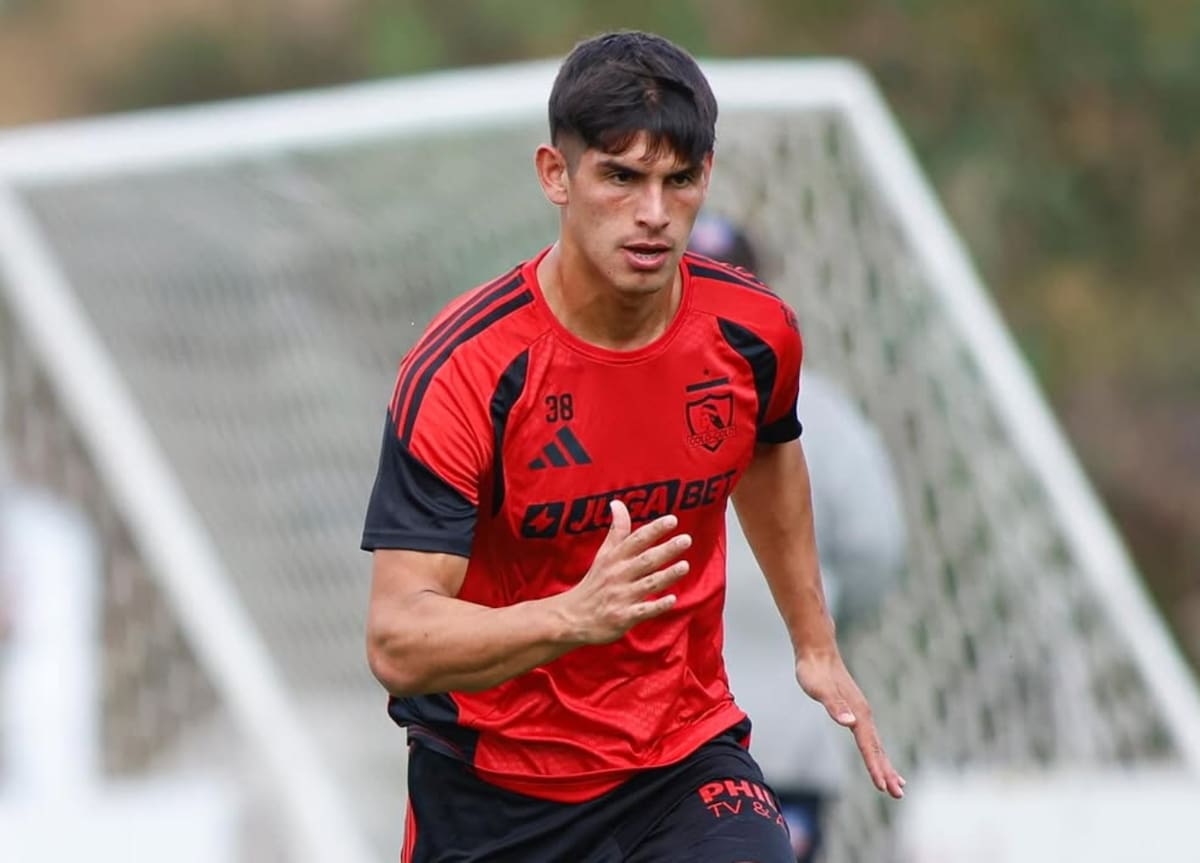 El novel canterano de Colo Colo se comienza a hacer un espacio en el equipo de Fernando Ortiz. Foto: @colocolooficial.