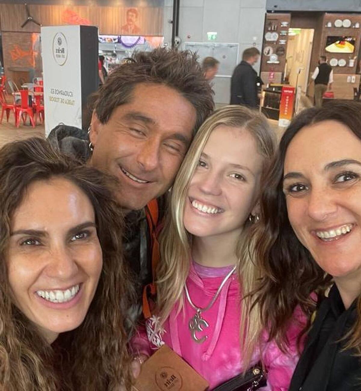 Yazmín Vásquez en su viaje con Renata Bravo y Claudio Iturra en Egipto.