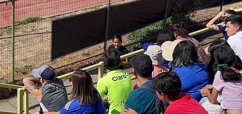 Yessenia López en la tribunas viendo a la U. Foto: Radio Portales.