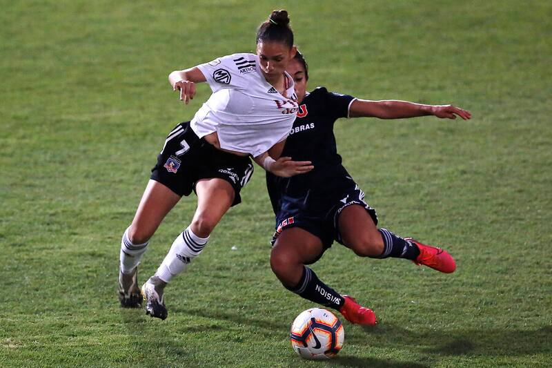Yessenia López de Colo Colo fue vista viendo el partido de la U. Foto: Aton.