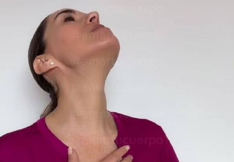 Con este sencillo ejercicio de yoga facial podrás evitar los cachetes de buldog | Foto: Instagram