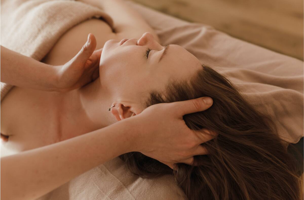 Realiza estos ejercicios faciales que te ayudarán a verte mucho más joven