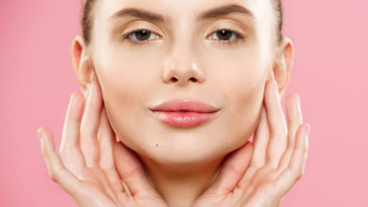 Sencillo ejercicio de yoga facial para prevenir la flacidez en las mejillas