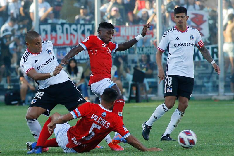 Yorman Zapata enfrentando a Colo Colo con la camiseta de Magallanes.