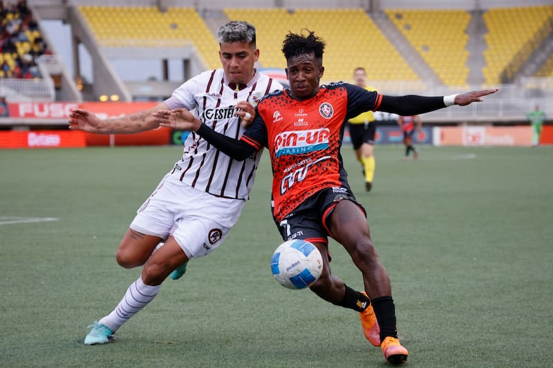 . El colombiano con la camiseta de Deportes Limache. Foto: Agencia Aton.