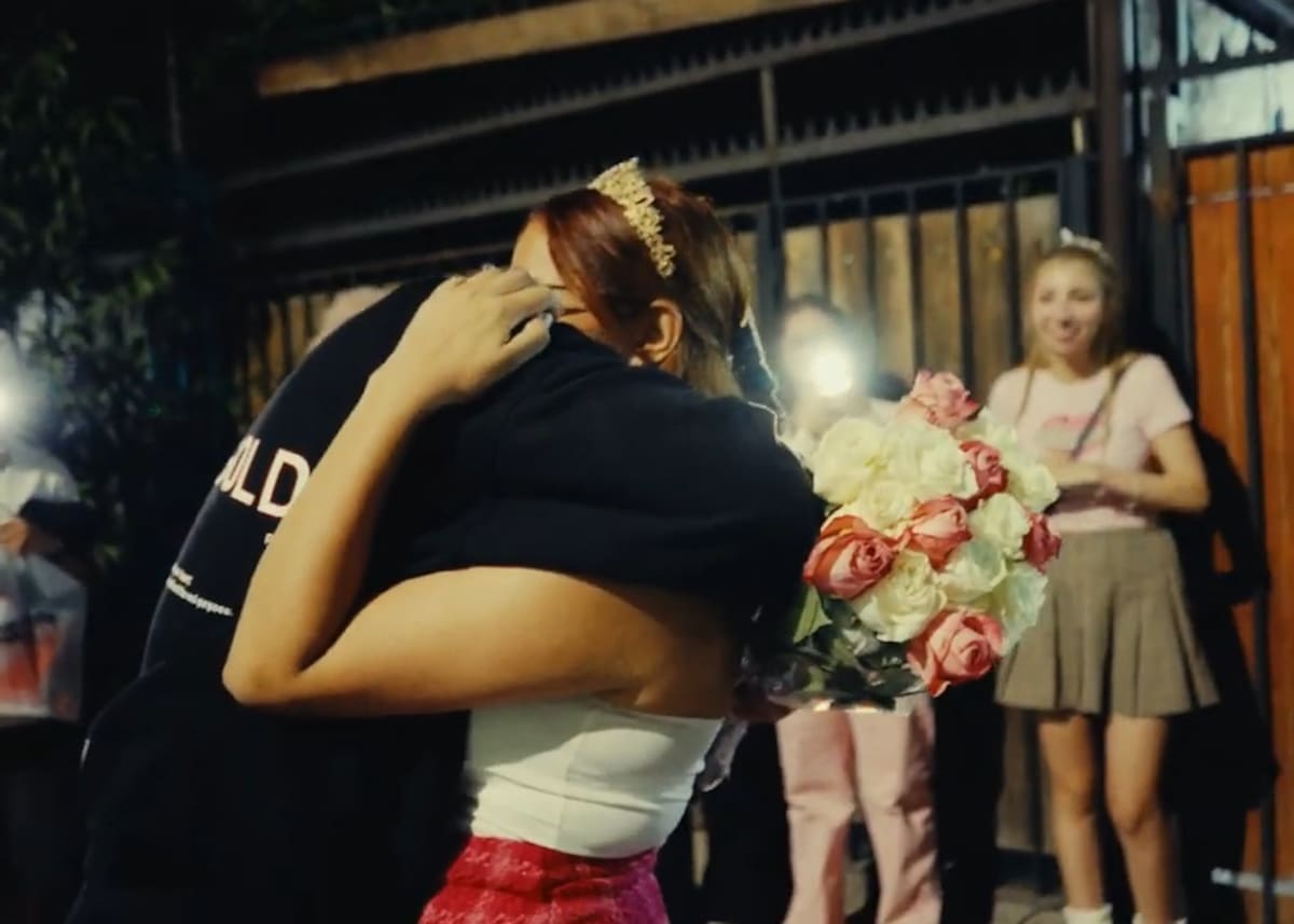 El emotivo encuentro entre Young Cister y su fan. Créditos: Instagram