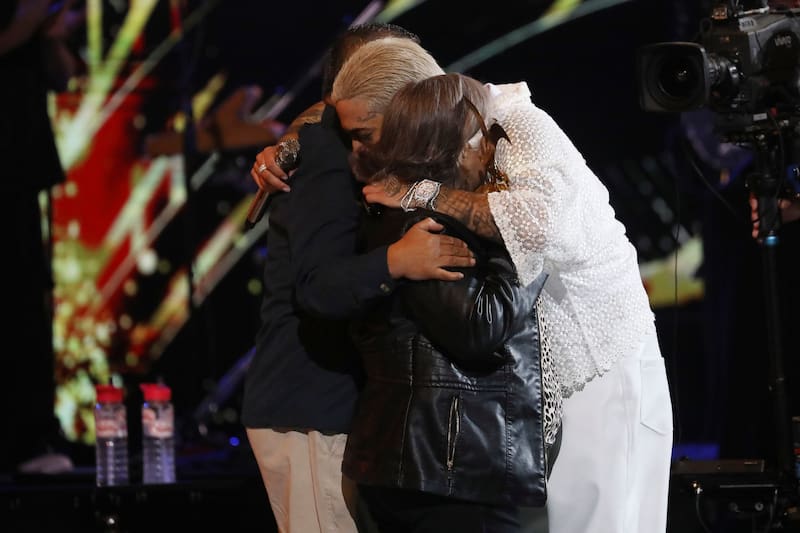 Padres de Young Cister le entregan la Gaviota de Oro en el Festival de Viña 2024. Foto: ATON.