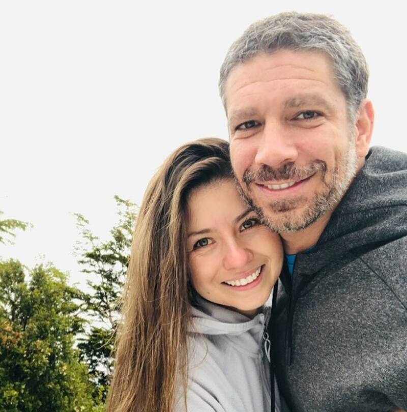 Yoyi Riveros con su pareja. Créditos: Instagram