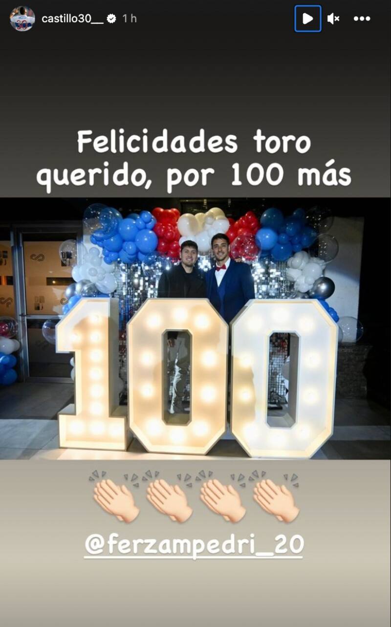Los delanteros posaron junto a un número 100 gigante