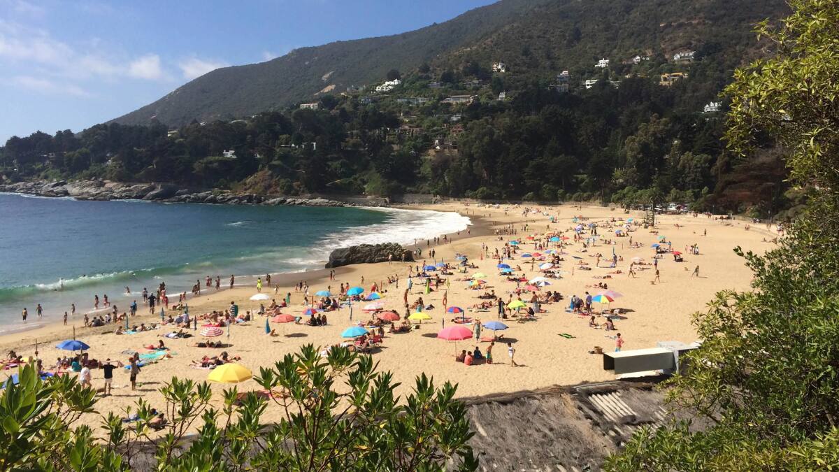 Esta turística comuna prohibió coolers y parlantes en la playa: hay una cuantiosa multa