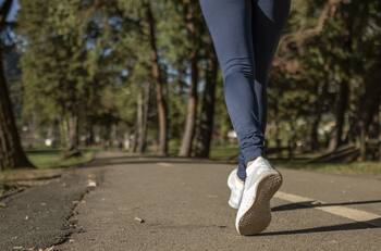 París ofrece zapatillas de mujer con hasta 64% de descuento: destacan marcas como Nike, Adidas y Skechers