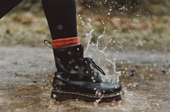 ¿Lluvia y zapatos mojados? Así puedes secarlos más rápido