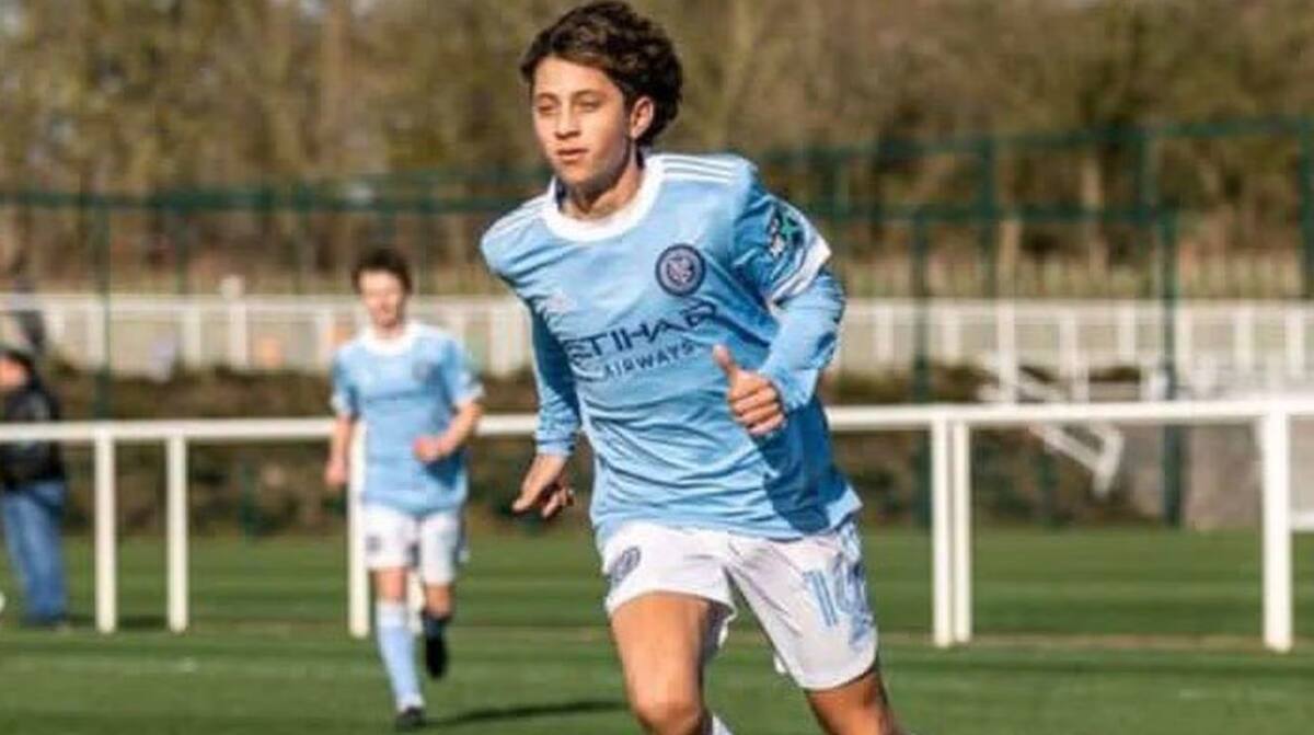 El delantero de La Roja Sub-15, Zinedine Yáñez vistiendo la camiseta del New York City.