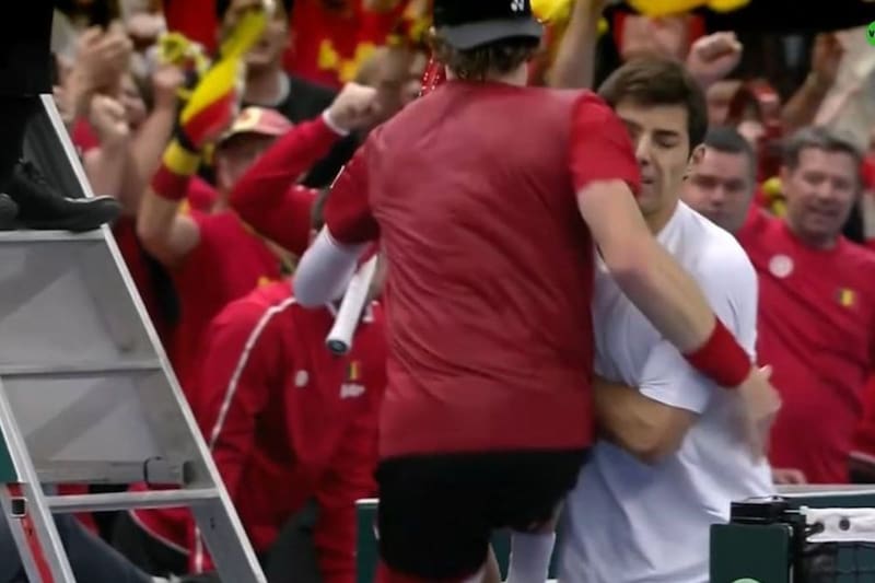 El belga golpeó a Cristian Garin tras celebran un set en Copa Davis