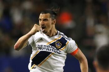 Zlatan realizó grosero gesto a hinchas rivales en eliminación de los Galaxy