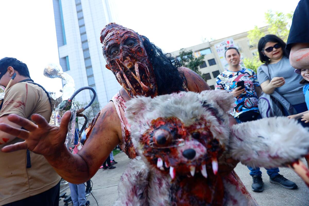 El evento invita a ponerte tu disfraz más terrorífico y sumarte al recorrido masivo en el centro de Santiago. Créditos: Karin Pozo/Aton Chile.